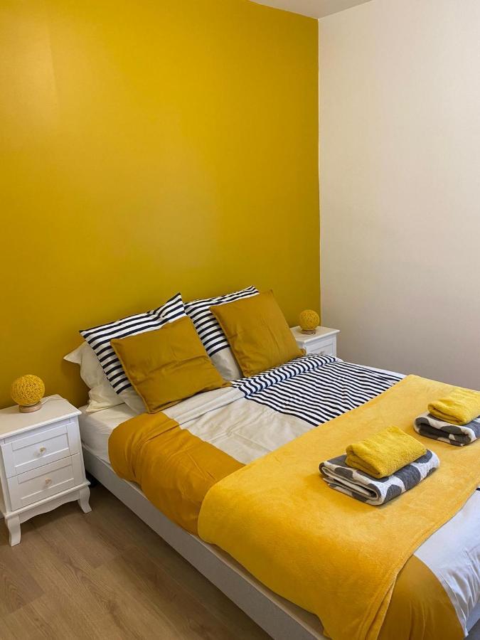 Grand F4 De 71M2 Pour 6 Personnes En Plein Centre Ville Arpajon Luaran gambar