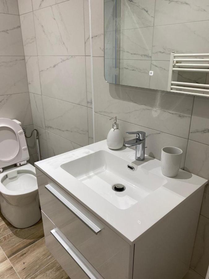 Grand F4 De 71M2 Pour 6 Personnes En Plein Centre Ville Arpajon Luaran gambar
