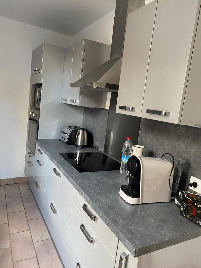 Grand F4 De 71M2 Pour 6 Personnes En Plein Centre Ville Arpajon Luaran gambar