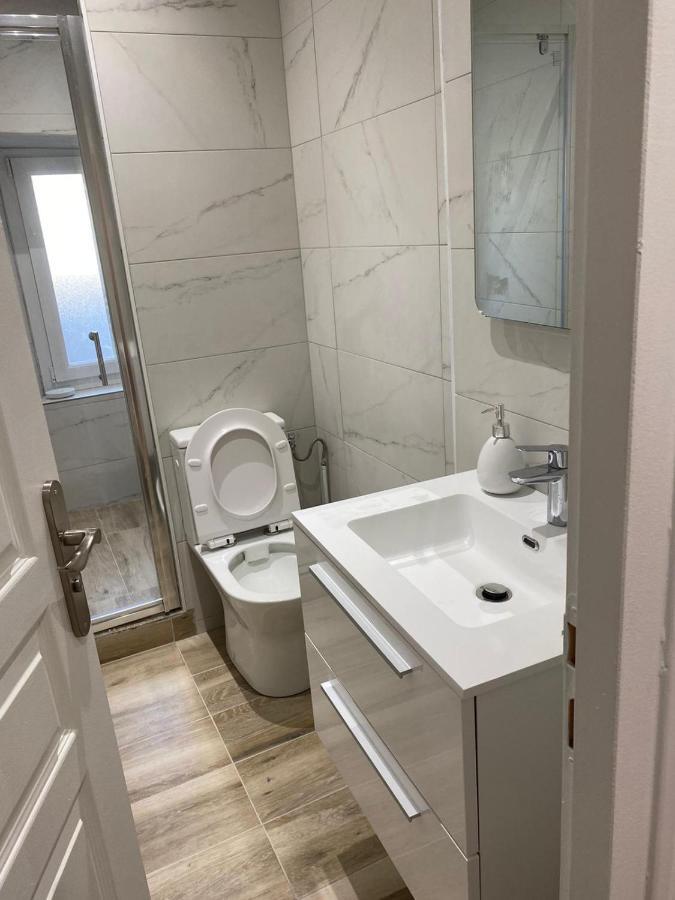 Grand F4 De 71M2 Pour 6 Personnes En Plein Centre Ville Arpajon Luaran gambar